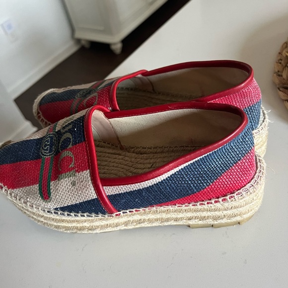 Red Gucci esperdillas doesn’t fit me anymore after I had a bb great condition - Picture 3 of 4